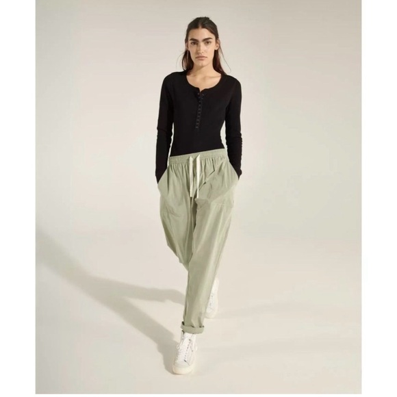 Sweaty Betty Pants - Halle Berry x Sweaty Betty Maia Woven Jogger in Chalkgreen